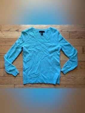 Tahari Women’s light Blue / Teal V-Neck 100% Cashmere Sweater - size. Medium